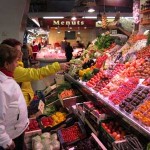 עושים קניות בשוק עושים קניות בשוק