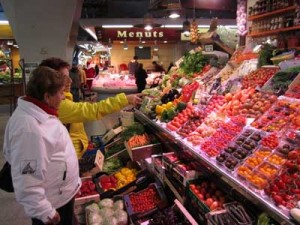 עושים קניות בשוק