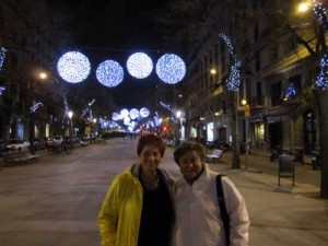 שדרות קטלוניה בלילה מוארות לקראת השנה החדשה